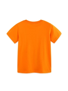 Hellorangefarbenes Baumwoll-T-Shirt für Jungen in der Rückansicht auf weißem Hintergrund