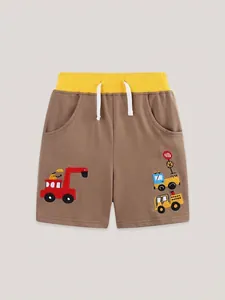 Kinder-Strickshorts in Braun mit Cartoon-Baufahrzeug-Stickerei und gelbem Elastikbund