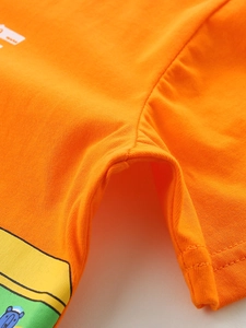 Hellorangefarbenes Jungen-T-Shirt aus Baumwolle mit Zugdruck und Premium-Nähten