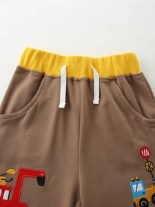 Kinder Shorts in Braun mit gelbem Gummibund und Stickerei aus Cartoon-Fahrzeugen