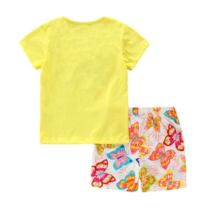 Mädchen Sommer-Baumwollset mit gelbem T-Shirt und Shorts mit buntem Schmetterlingsdruck