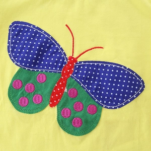 Sommer-Baumwollset für Kinder mit bunter Schmetterlings-Applikation auf gelbem Stoffgewebe