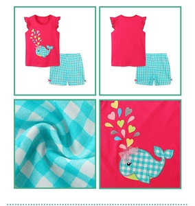 Détails du haut rose sans manches avec broderie baleine et du short à carreaux bleu