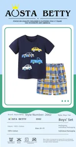 Détail du t-shirt en coton bleu marine pour garçons et short à carreaux