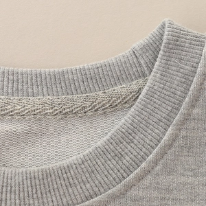 Sweatshirt gris pour fille avec col rond montrant la texture du tricot et les finitions