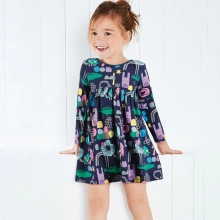 Gros plan d'une robe fille à manches longues avec motifs de dessins animés colorés