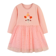 Détail d'une robe rose à manches longues avec ours et jupe en tulle brillant doré