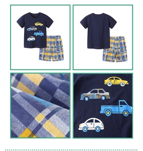 Détails du tissu et motifs de voitures sur t-shirt bleu marine et short à carreaux garçon
