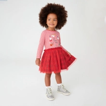 Détail du haut à manches longues rayé pour fille et jupe tutu rouge pour les fêtes