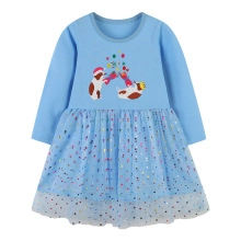Détail d'une robe bleue pour enfants avec motif dessin animé et jupe en tulle pailletée