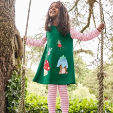 Détail de la broderie fée de la forêt et champignons sur la robe en coton pour fille