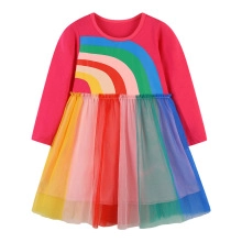 Détail de robe à manches longues pour filles avec imprimé arc-en-ciel et jupon en tulle
