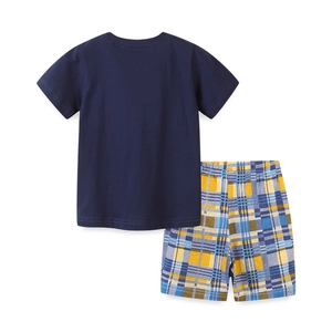 Ensemble d'été pour enfants avec t-shirt bleu marine et short à carreaux coloré