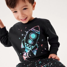 Détail d'un sweat-shirt noir à manches longues pour garçon avec imprimé fusée coloré