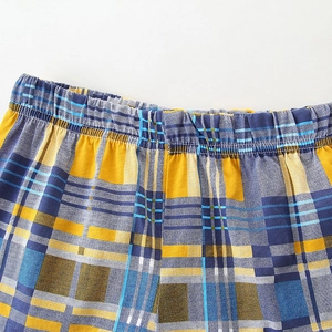 Short enfant à carreaux classiques avec taille élastique pour une tenue d'été idéale
