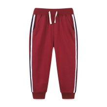 Gros plan du pantalon de sport bordeaux pour enfants avec taille élastique