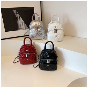 Vue détaillée de quatre mini sacs à main matelassés en argent, blanc, rouge et noir