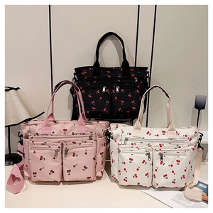 Trois sacs cabas en nylon avec imprimé cerise, multiples poches zippées et bandoulières