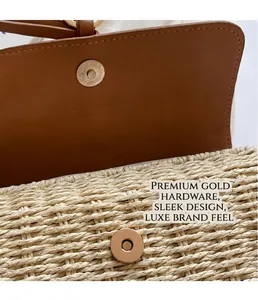 Detail der Strohtasche mit beiger Faserstruktur und goldenem zylindrischem Metallverschluss