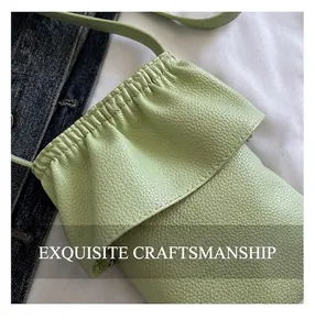 Vue détaillée du sac bandoulière vert menthe en cuir grainé avec détails plissés
