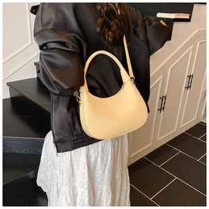 Borsa a spalla hobo beige indossata da modella per mostrare dimensioni e stile attuale