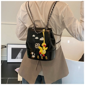 Detail eines schwarzen PU-Lederrucksacks mit Entenstickerei und goldenen Ketten