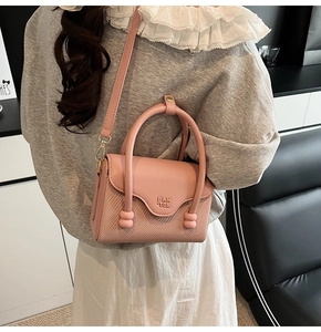 Détail du sac à main rose en cuir PU avec rabat matelassé et gaufrage PAN TOR
