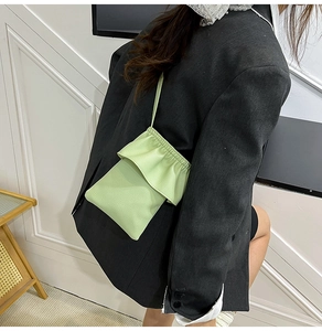 Détail du sac seau bandoulière vert menthe montrant la texture cuir grainé sur l'épaule