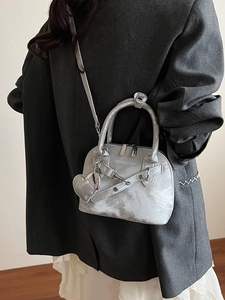 Sac à main argenté texture marbrée avec pendentif cœur et bandoulière amovible