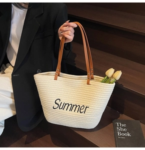 Détail du cabas de plage tissé avec broderie Summer et anses en cuir marron