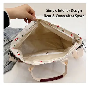Vue intérieure du sac cabas en toile à cerises avec poche zippée et poignée renforcée