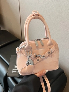 Sac à main minimaliste rose avec breloque coeur et bandoulière réglable