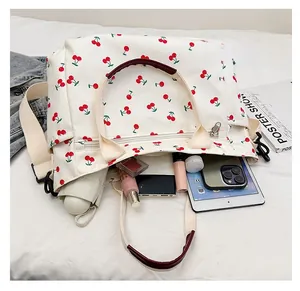 Vue intérieure du tote bag en toile à imprimé cerise montrant la grande capacité de stockage