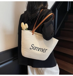 Détail du grand sac cabas tissé beige avec broderie Summer et anses en cuir marron
