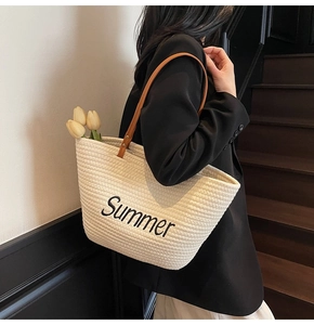 Vue détaillée du sac cabas tissé avec broderie Summer et anses en cuir marron