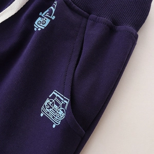 Pantalon de sport enfant bleu marine avec imprimé voitures et taille à cordon blanc