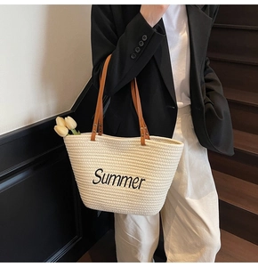 Détail du sac de plage en paille tressée avec broderie Summer et poignées en cuir