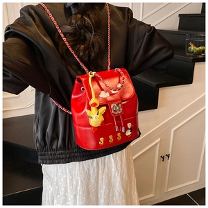 Detailansicht des roten PU-Lederrucksacks mit Entenmotiven und silbernem Rosenverschluss
