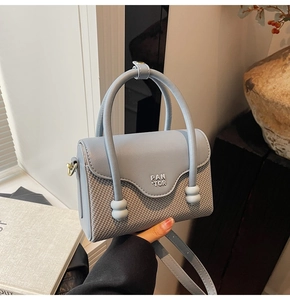 Détail du petit sac bandoulière bleu et gris avec logo PAN TOR et poignée ronde chic