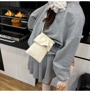 Petit sac bandoulière crème avec rabat plissé et texture cuir grainé élégante pour femme