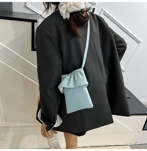 Gros plan sur un mini sac seau bleu clair plissé avec texture effet cuir
