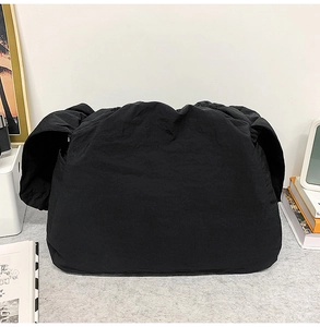 Vue détaillée du grand sac à bandoulière noir avec cordon et texture plissée en nylon
