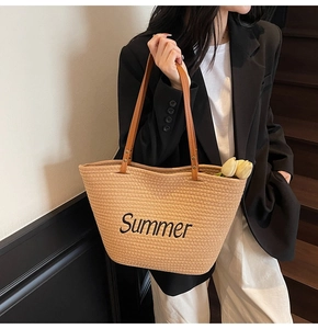 Détail du sac cabas en paille Summer avec broderie noire et anses en cuir marron