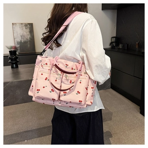 Sac fourre-tout en toile rose avec imprimé cerises, doubles zips et bandoulières réglables
