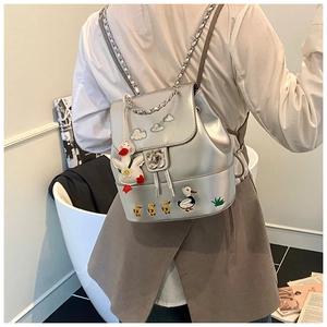 Details des silbernen Metallic-Rucksacks mit Entenstickerei und Kettenriemen