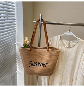 Détail du sac cabas en paille avec anses en cuir marron et imprimé Summer stylé