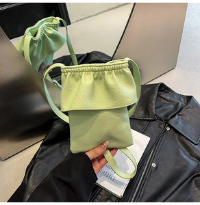 Détail du mini sac seau vert clair avec effet froncé et texture en similicuir grainé