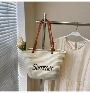 Détail de la broderie Summer sur un sac cabas tressé crème avec anses en cuir marron