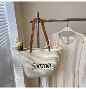 Détail du sac cabas tissé avec broderie Summer et bandoulières en cuir marron de qualité