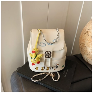 Detail des cremefarbenen Kunstleder-Rucksacks mit Entenstickerei und Rosenschloss